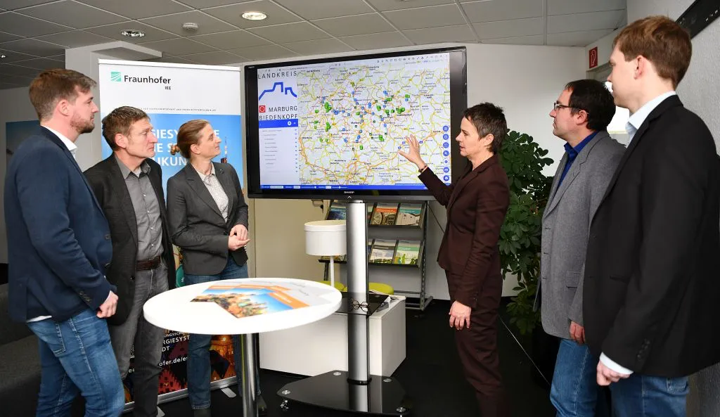 Der Landkreis Marburg-Biedenkopf und das Fraunhofer IEE in Kassel wollen Geodaten verstärkt für den Klimaschutz nutzen und arbeiten dafür eng zusammen: (v. li.) Kilian Stroh, Prof. Dr. Kurt Rohrig, Dr. Christina Sager-Klauß, Landrätin Kirsten Fründt, Stefan Franke und Philipp Lübbeke.  (Foto: Soremski)